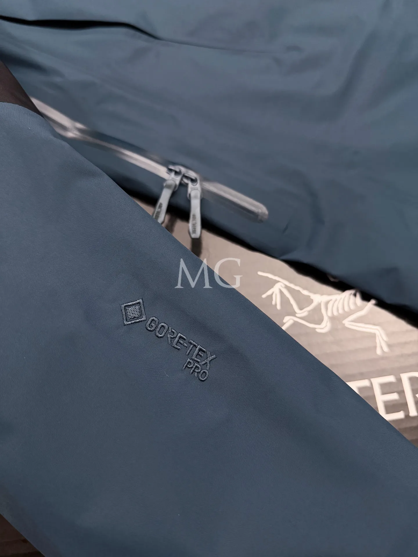 k 66 Quality ARC'TERYX ALPHA SV 8 Breathable Sv ， ， ， ： N X GORE-TEX® Alpha SV Wear-Resistant Wear-Resistant : ykk logo TPU 100 1.1 Water Tight™ : 70 : logo， Velcro® ， ， ， Hem Lock ： Blue Size：XS-XXL ：116 120 124 128 132 136 ：48 49 50 51 52 53 ：62 63 64 67 68 ：70.5 72.5 74.5 76.5 77.5 78.5